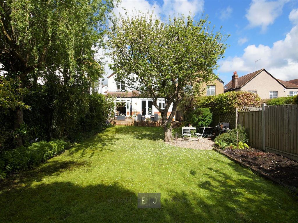4 bed detached house for sale in The Avenue, Loughton IG10, £1,125,000