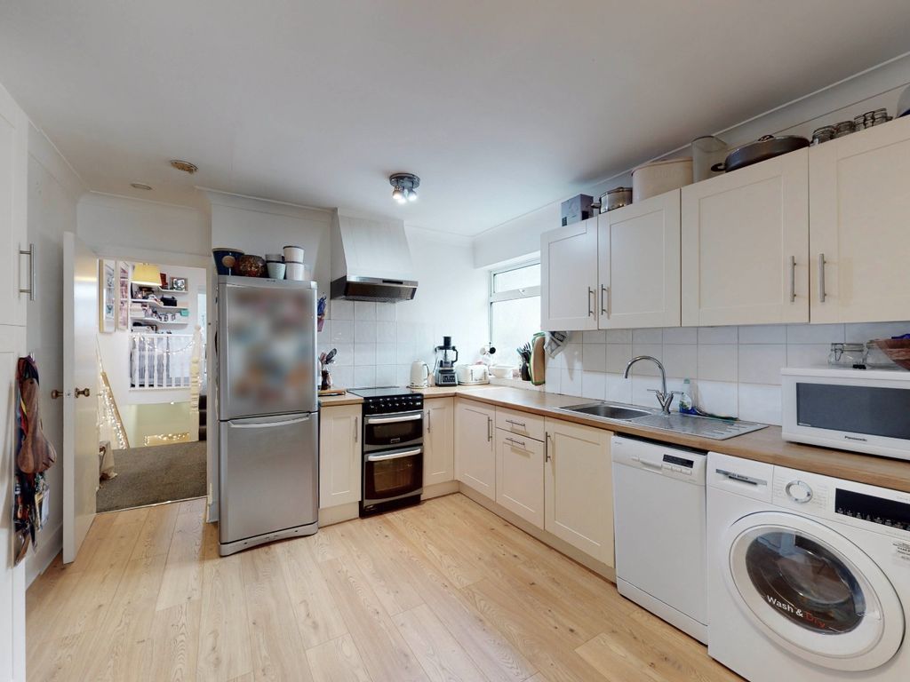 3 bed flat for sale in Childs Hill (Near Hampstead), London NW2, £425,000