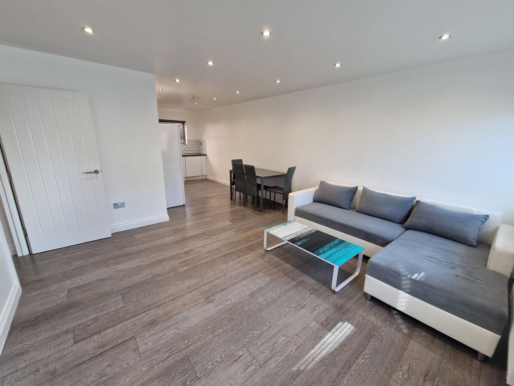 2 bed flat to rent in King Street, Luton LU1, £1,450 pcm