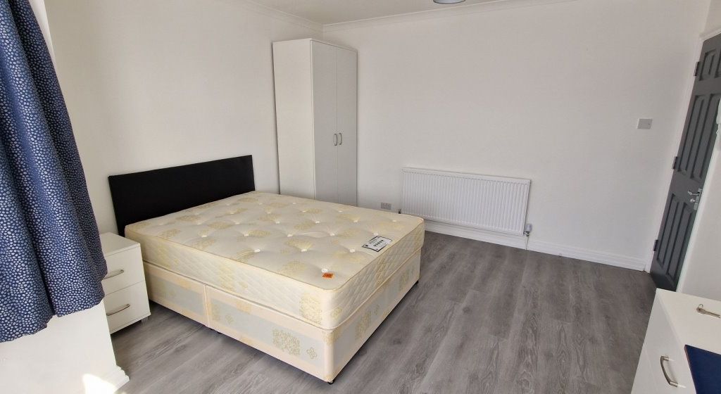Room to rent in Beaufort Avenue, Harrow HA3, £975 pcm