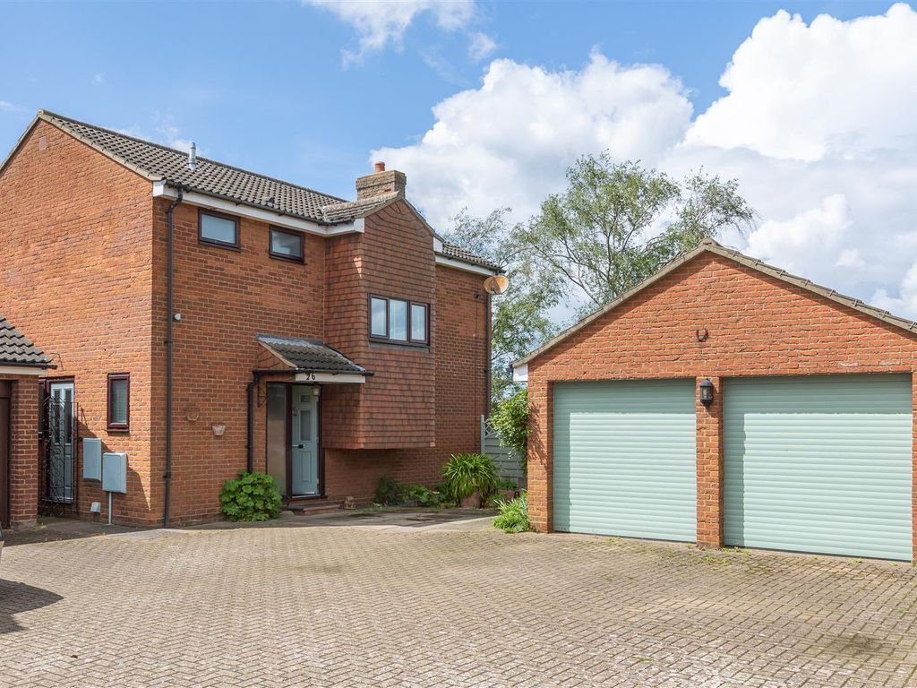 4 bed detached house for sale in Mountbatten Drive, Biggleswade SG18, £595,000