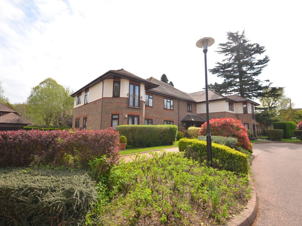 2 bed flat for sale in Petersmead Close, Tadworth KT20, £385,000