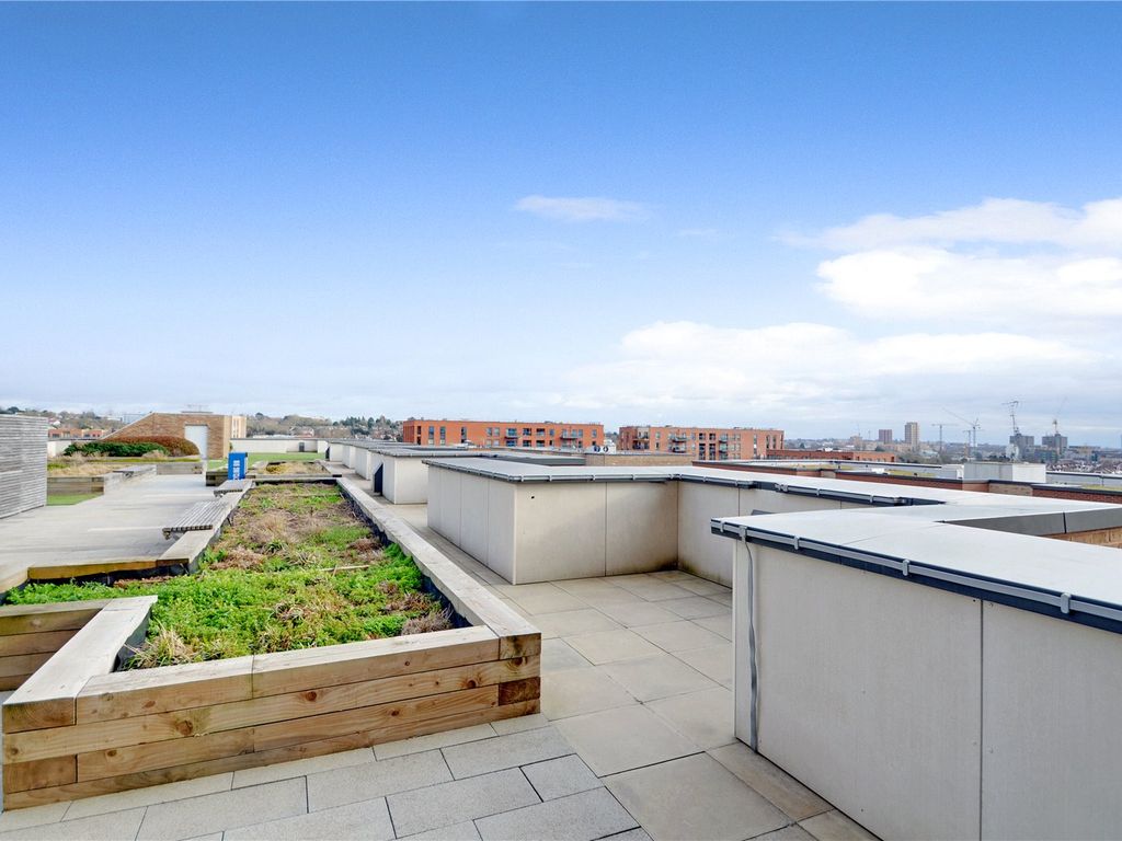 1 bed flat for sale in Lismore Boulevard, Colindale Gardens, Colindale NW9, £350,000