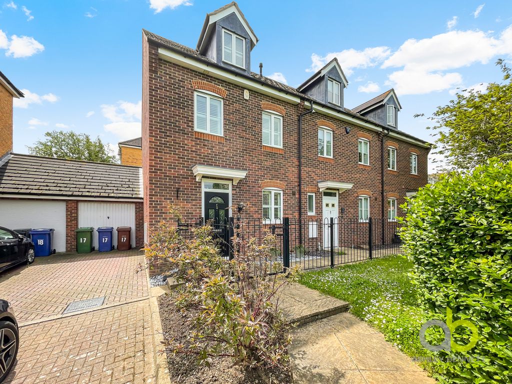 3 bed end terrace house for sale in Hew Watt Close, Orsett RM16, £435,000