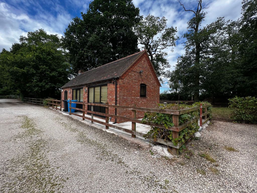 1 bed detached bungalow to rent in Cranmoor, Wrottesley Park, Wolverhampton WV8, £950 pcm