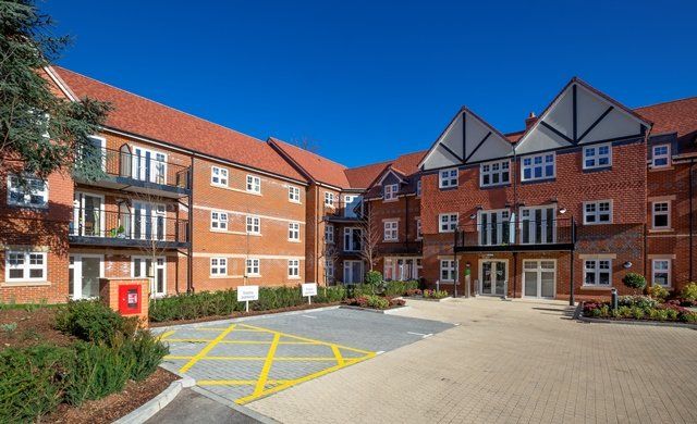 1 bed flat for sale in Marple Lane, Chalfont St. Peter SL9, £425,000