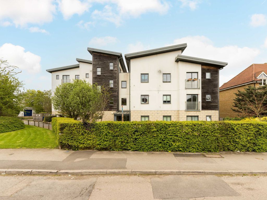 2 bed flat for sale in Great North Way, London NW4, £350,000