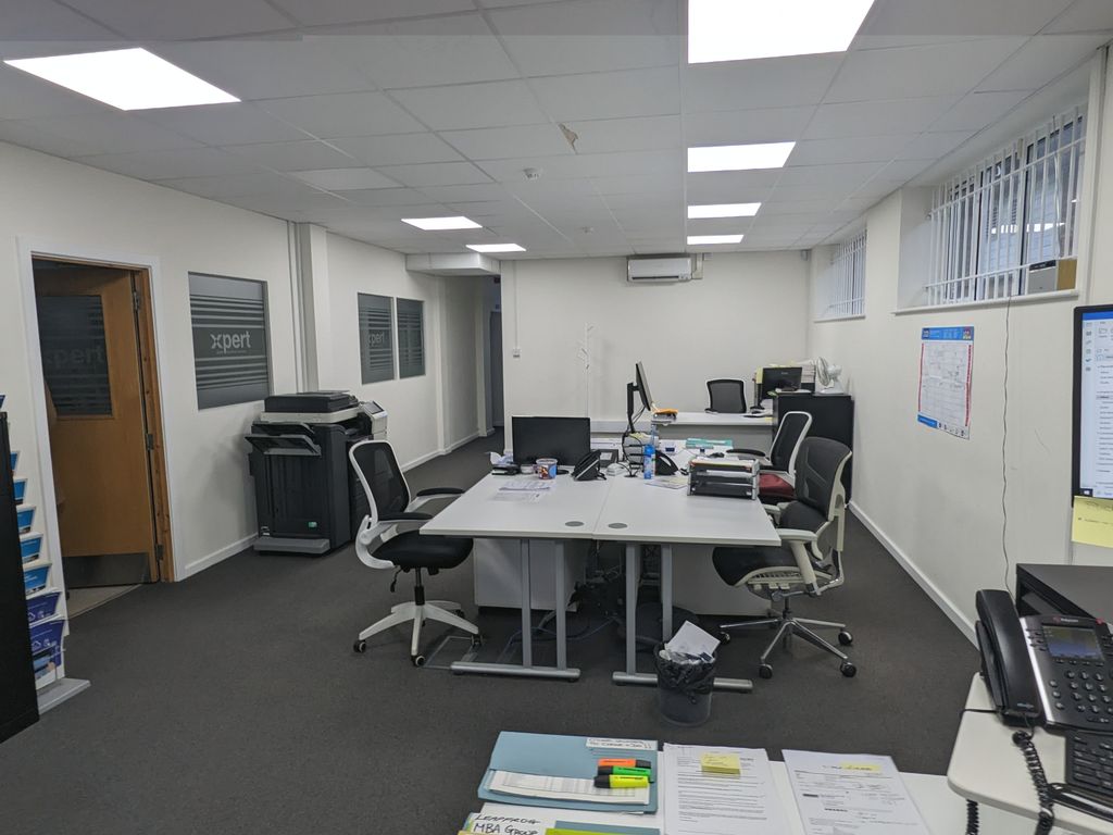 Office to let in Station Close, Potters Bar EN6, £21,000 pa
