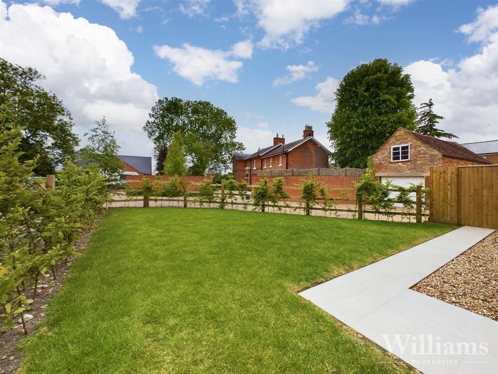 4 bed detached house for sale in White Horse Lane, Whitchurch, Aylesbury HP22, £685,000