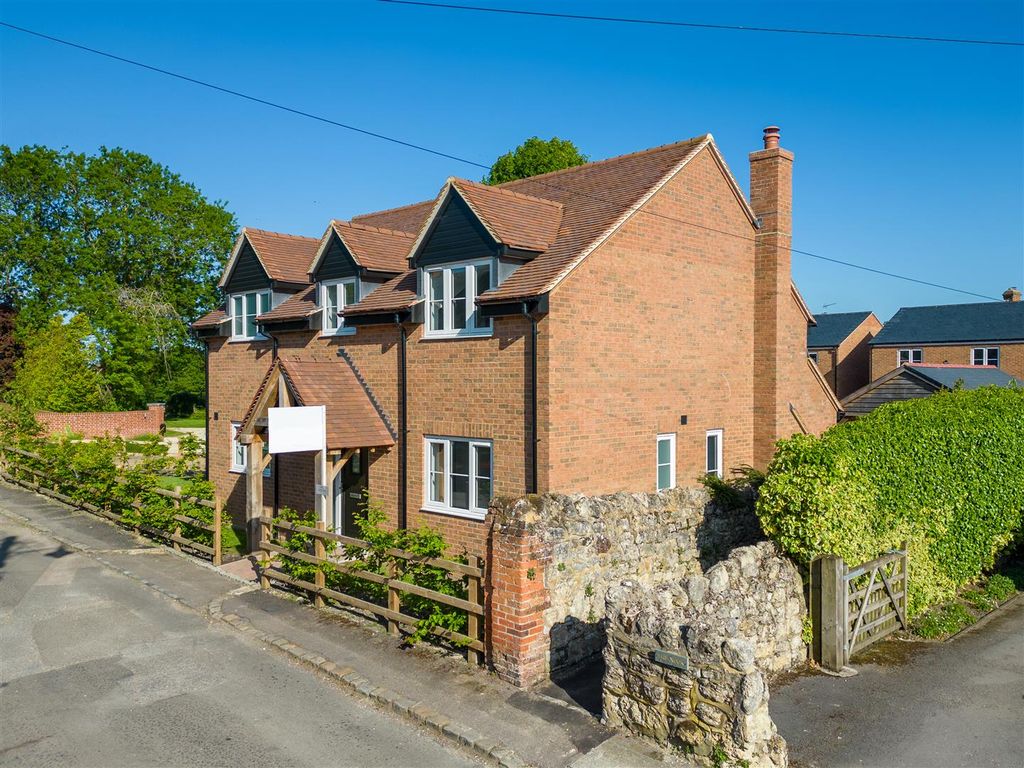 4 bed detached house for sale in White Horse Lane, Whitchurch, Aylesbury HP22, £685,000