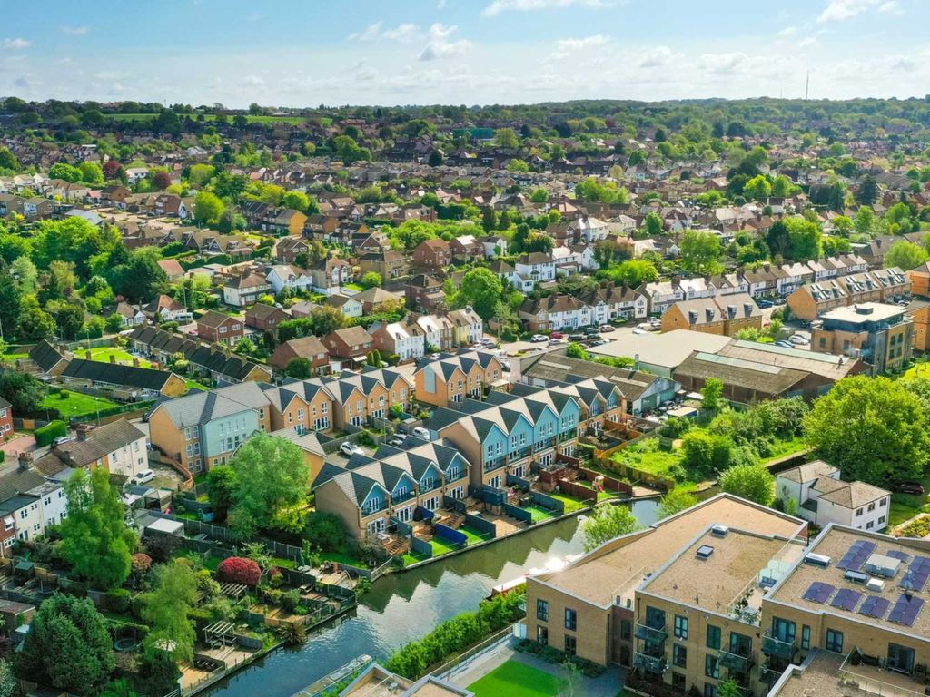 3 bed property for sale in Bridgeview Close, Apsley HP3, £500,000