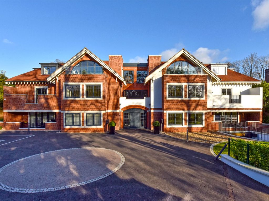 3 bed flat to rent in Penn Road, Beaconsfield, Buckinghamshire HP9, £7,000 pcm