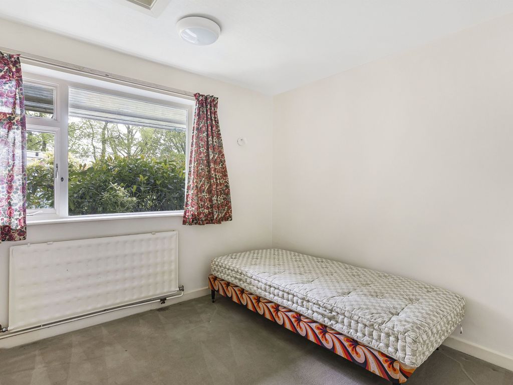 4 bed detached bungalow to rent in Holly Lane, Harpenden, Harpenden AL5, £2,500 pcm