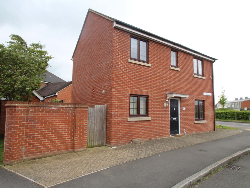 3 bed detached house for sale in Clivedon Way, Aylesbury HP19, £375,000