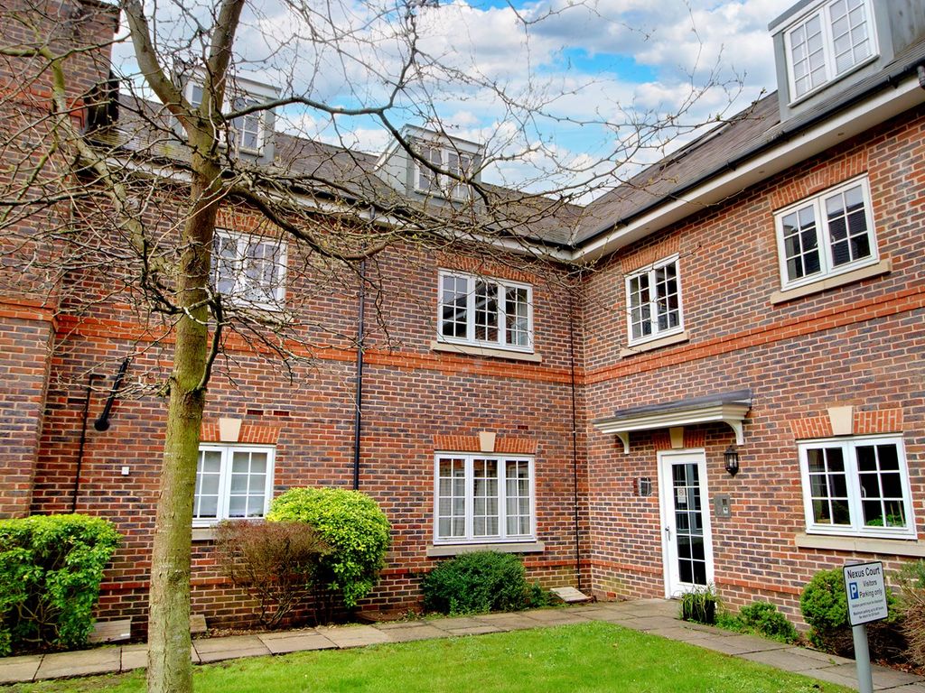 2 bed flat for sale in Holywell Hill, St Albans AL1, £400,000