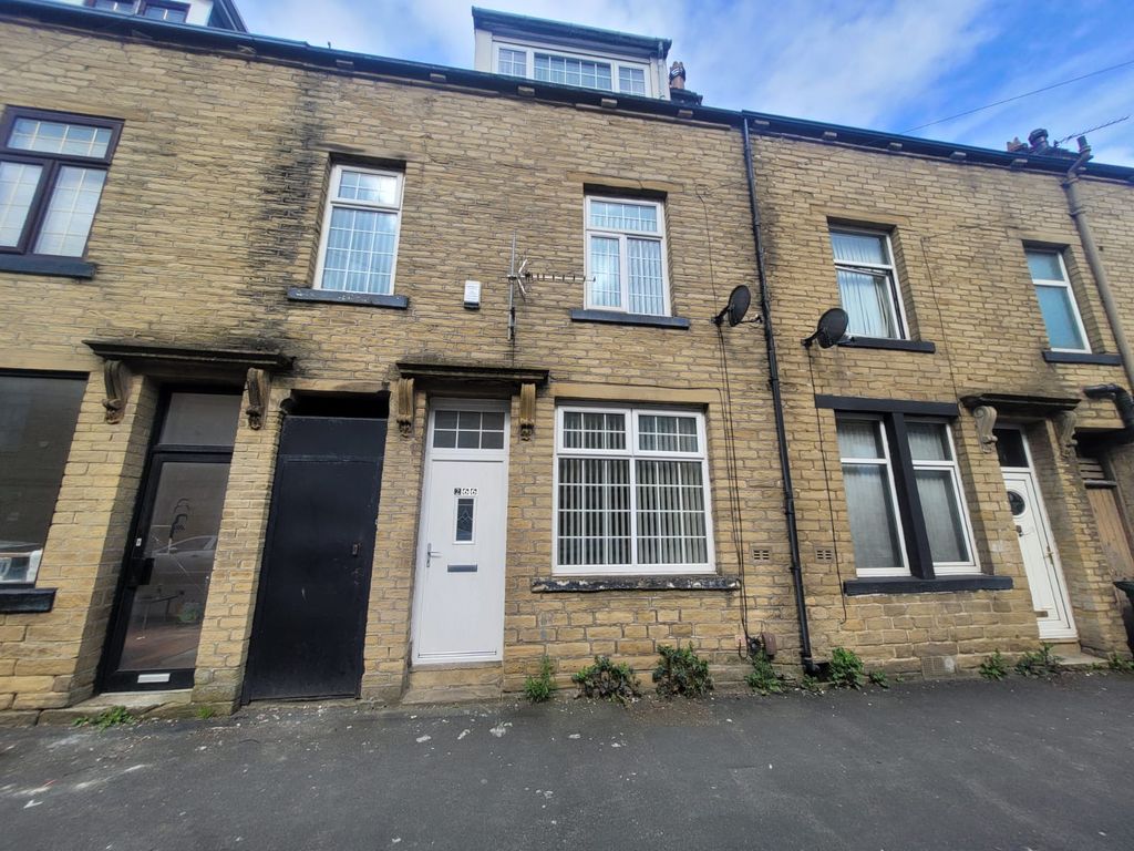 4 bed terraced house to rent in Heaton Road, Manningham, Bradford BD9, £1,100 pcm