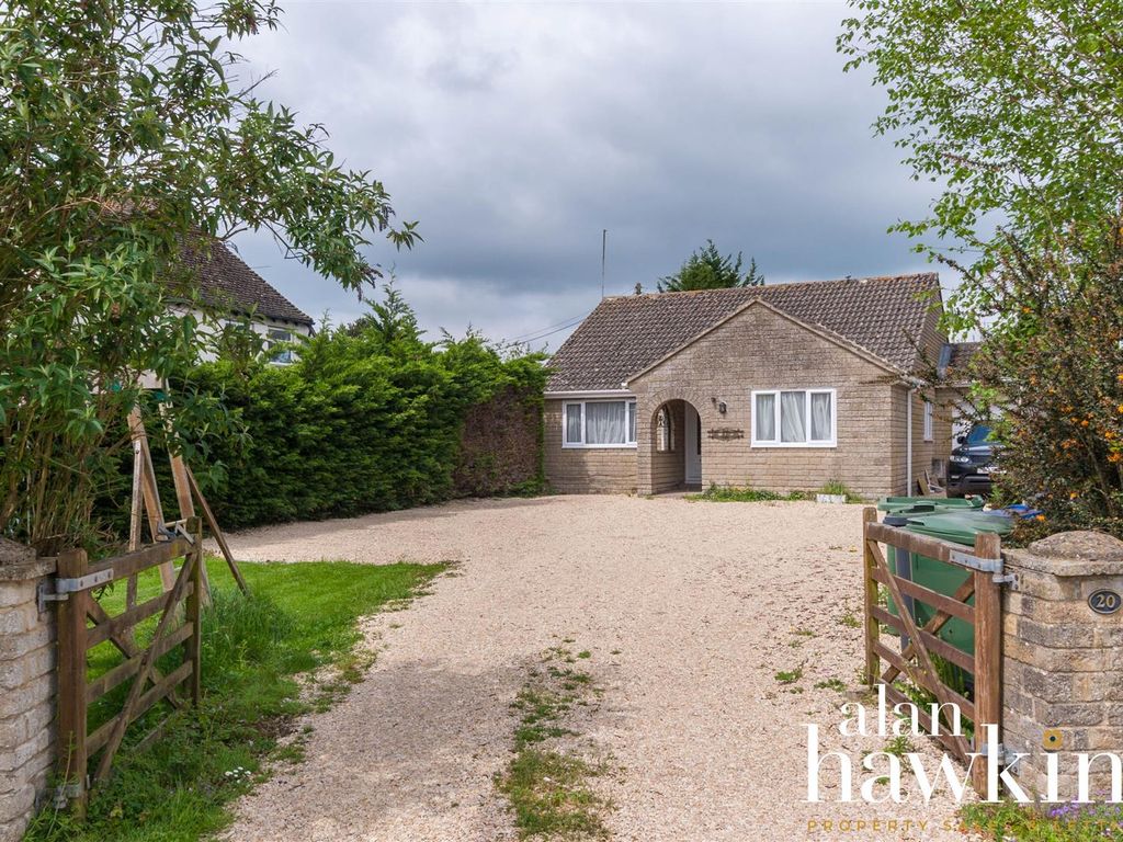 3 bed detached bungalow for sale in Dianmer Close, Hook, Nr Royal Wootton Bassett SN4, £575,000