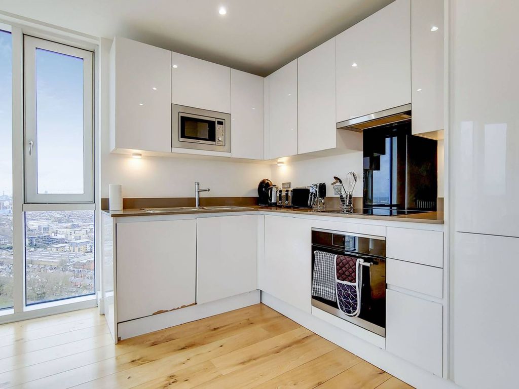 3 bed flat for sale in High Street, Stratford, London E15, £600,000