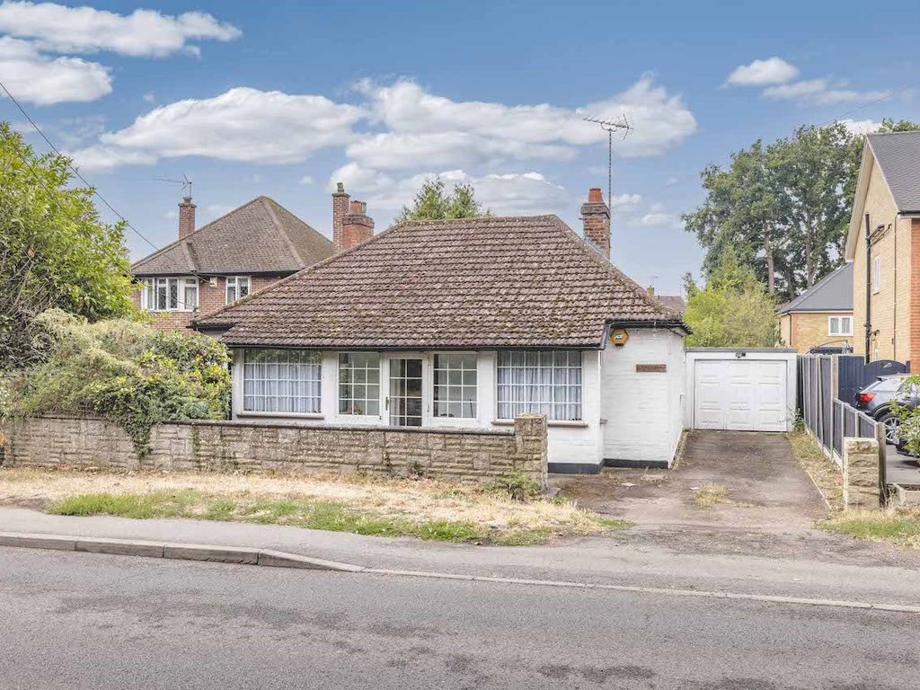 3 bed bungalow for sale in Bangors Road North, Iver Heath SL0, £700,000