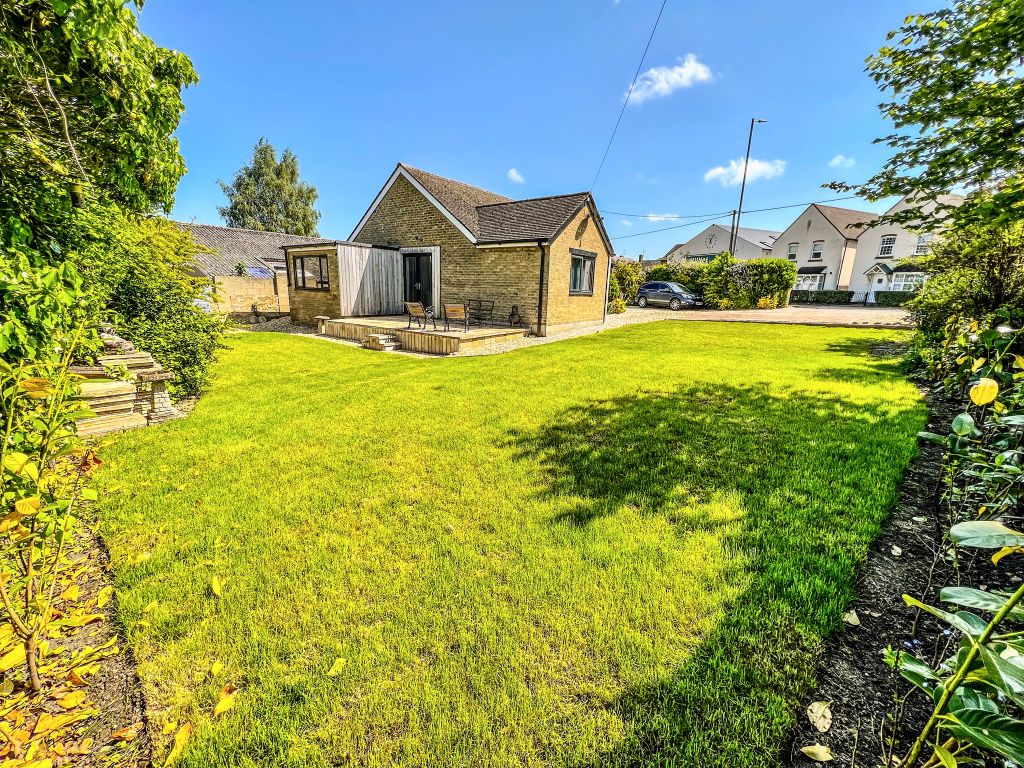 3 bed detached bungalow for sale in Lechlade Road, Highworth, Swindon SN6, £500,000