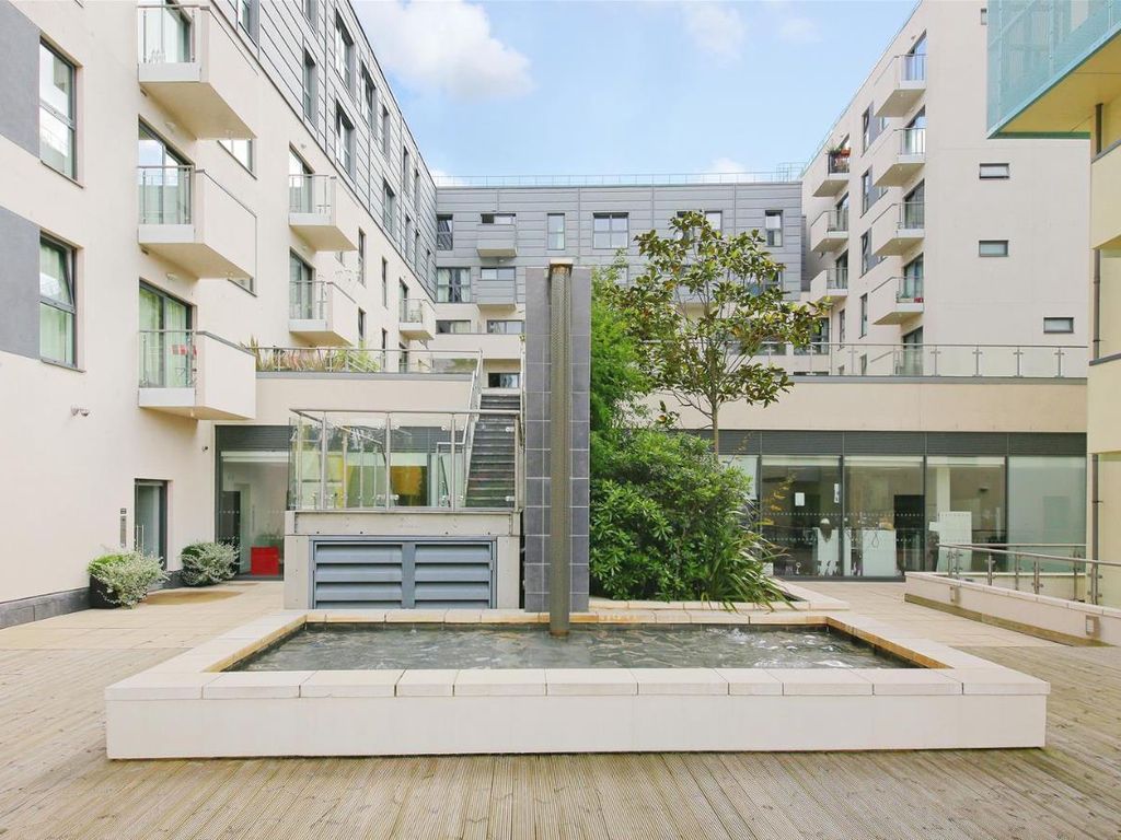 1 bed flat for sale in The Lock House, Oval Road NW1, £525,000