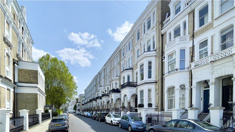 2 bed flat for sale in Redcliffe Square, London SW10, £725,000