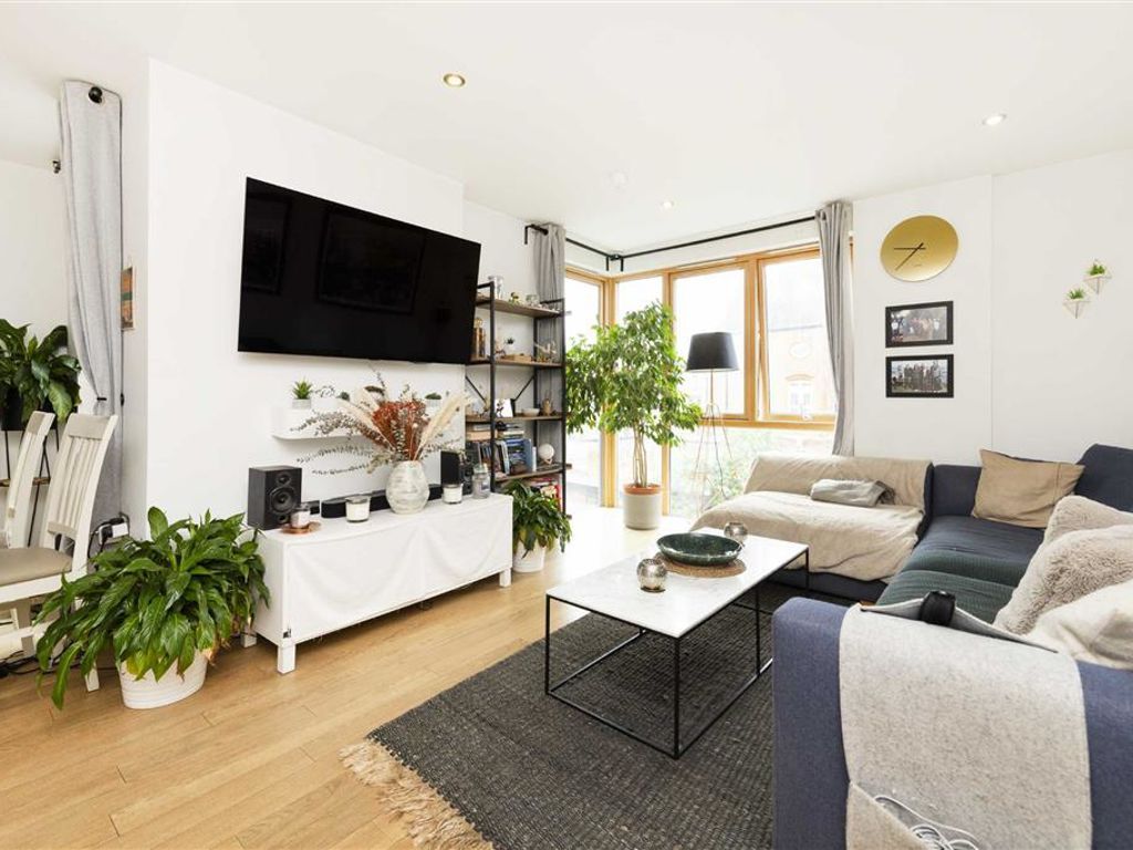 1 bed flat for sale in Old Bethnal Green Road, London E2, £450,000