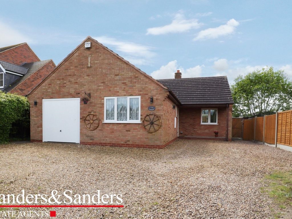3 bed bungalow for sale in Market Cottages, Market Place, Alcester B49, £495,000