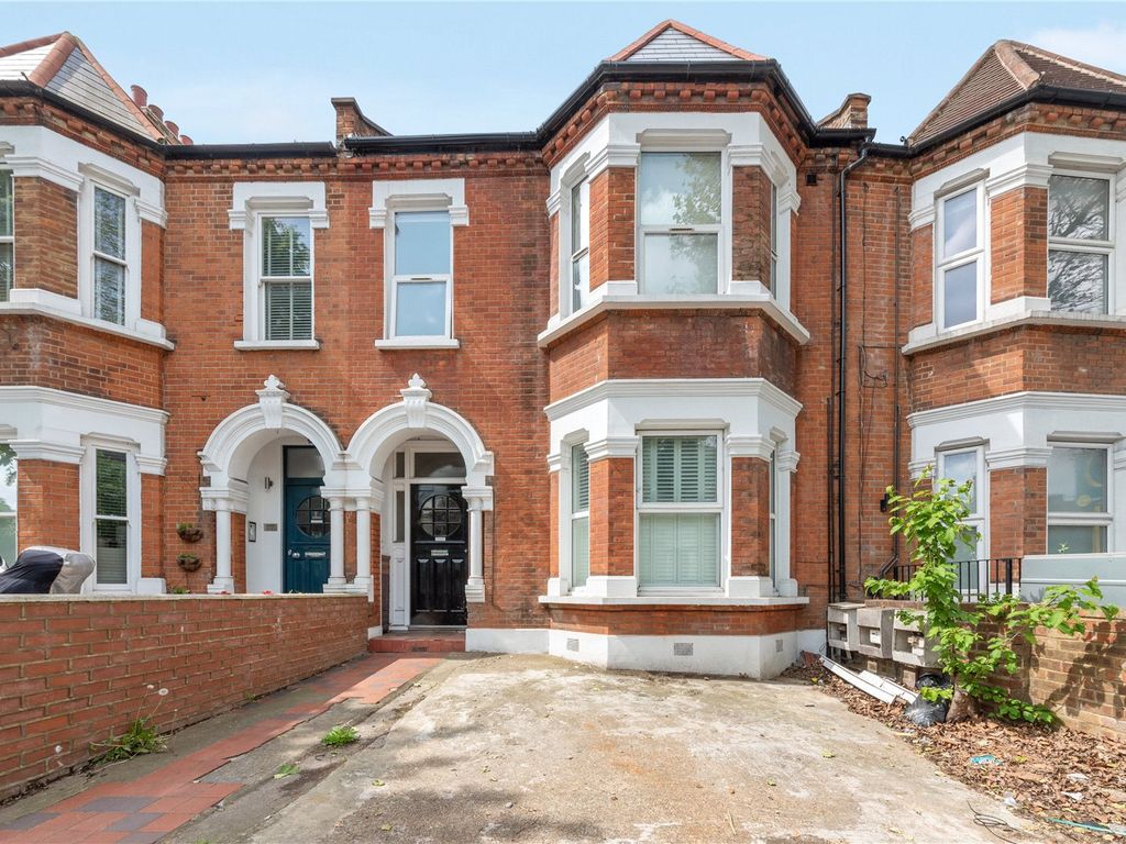2 bed flat for sale in Cavendish Road, Clapham South, London SW12, £450,000
