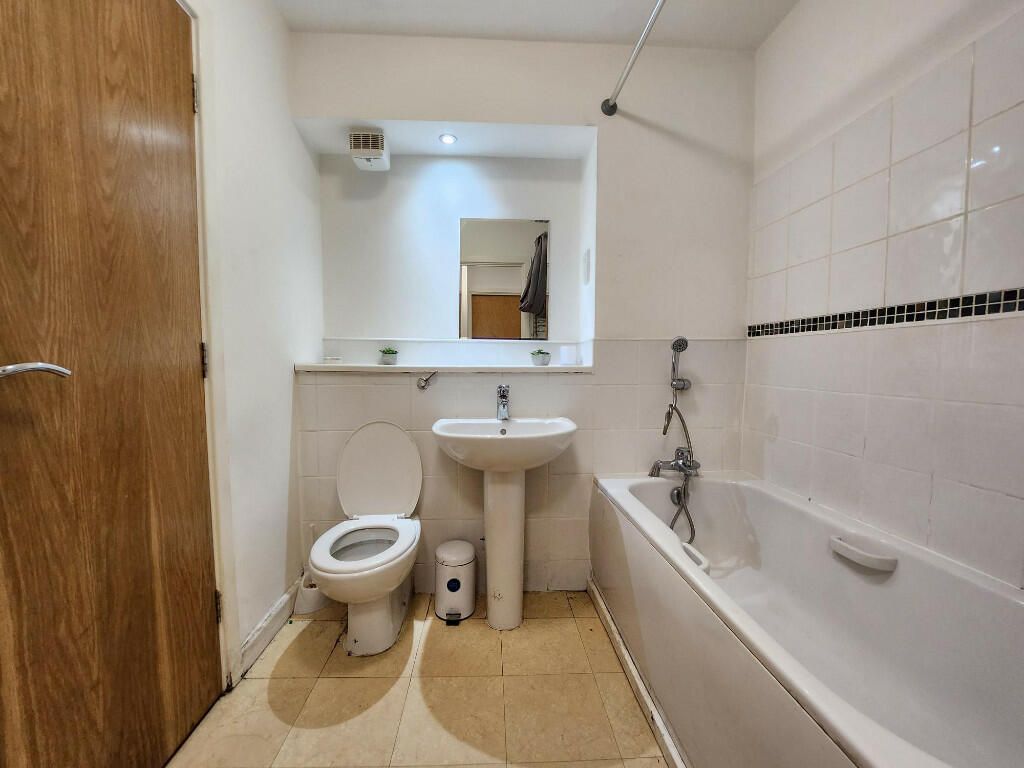 2 bed flat to rent in Suffolk Street Queensway, Birmingham B1, £1,000 pcm