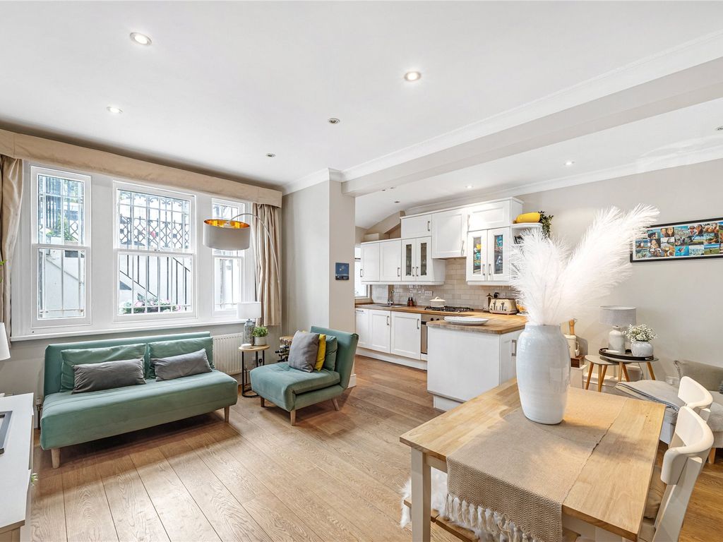 2 bed flat for sale in Barons Court Road, London W14, £525,000