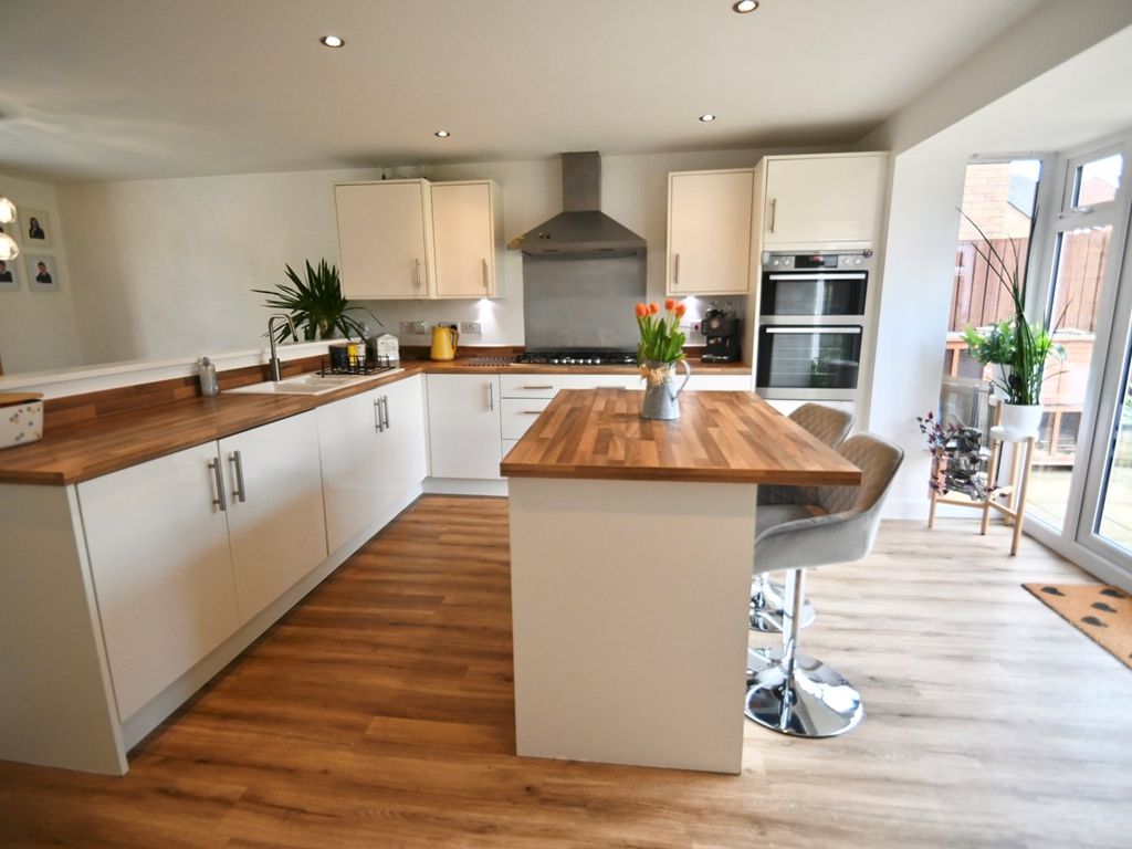4 bed detached house for sale in Broad Lane, Auckley, Doncaster DN9, £390,000