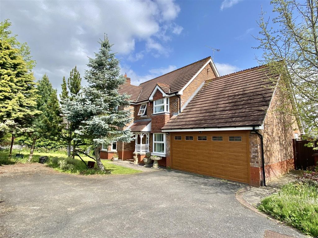 5 bed detached house for sale in Wolverton Close, Chippenham SN14, £637,000