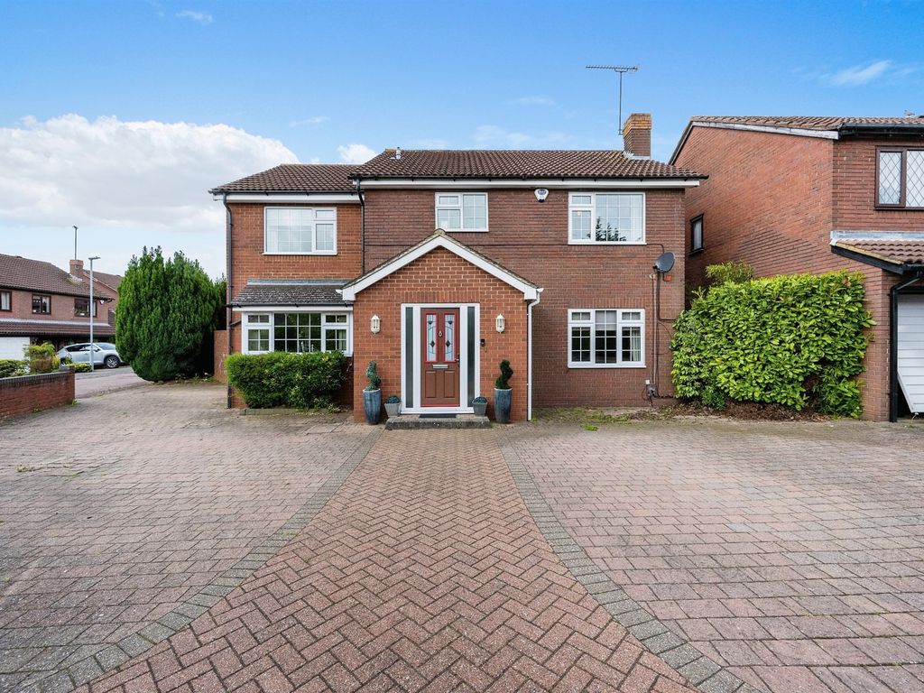 4 bed detached house for sale in Harbury Dell, Luton LU3, £575,000
