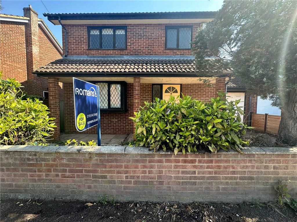 3 bed detached house for sale in Oak Tree Walk, Purley On Thames, Reading RG8, £400,000