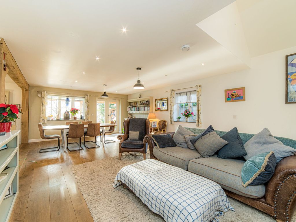 4 bed detached bungalow for sale in Orchard Lane, Kennington TN25, £650,000