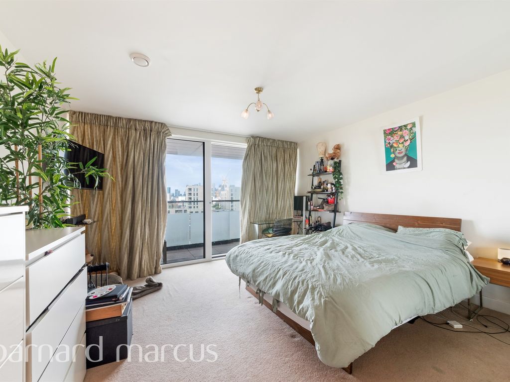 3 bed penthouse for sale in Peartree Way, London SE10, £675,000