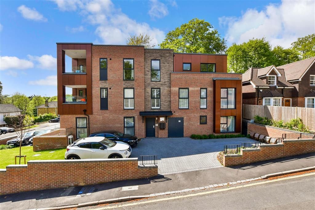 2 bed flat for sale in More Close, Purley, Surrey CR8, £400,000