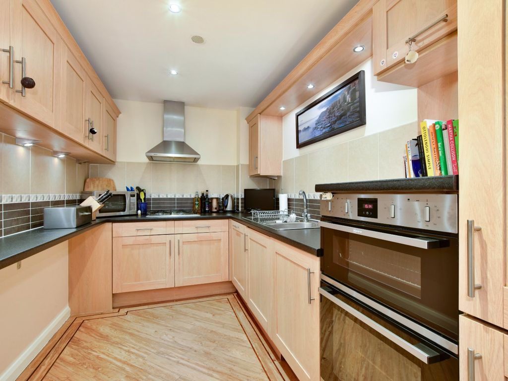 2 bed flat for sale in Whielden Street, Amersham, Bucks HP7, £450,000