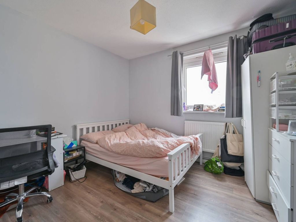 3 bed flat for sale in Eversholt Street, Mornington Crescent, London NW1, £550,000