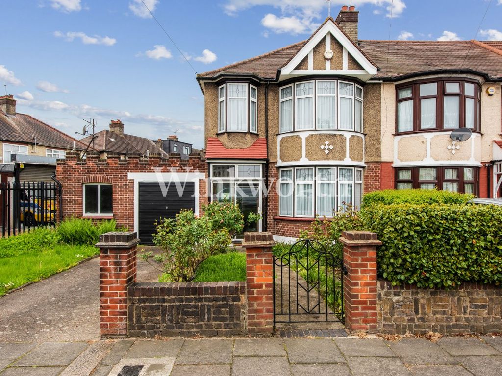 3 bed end terrace house for sale in Firs Lane, London N13, £600,000