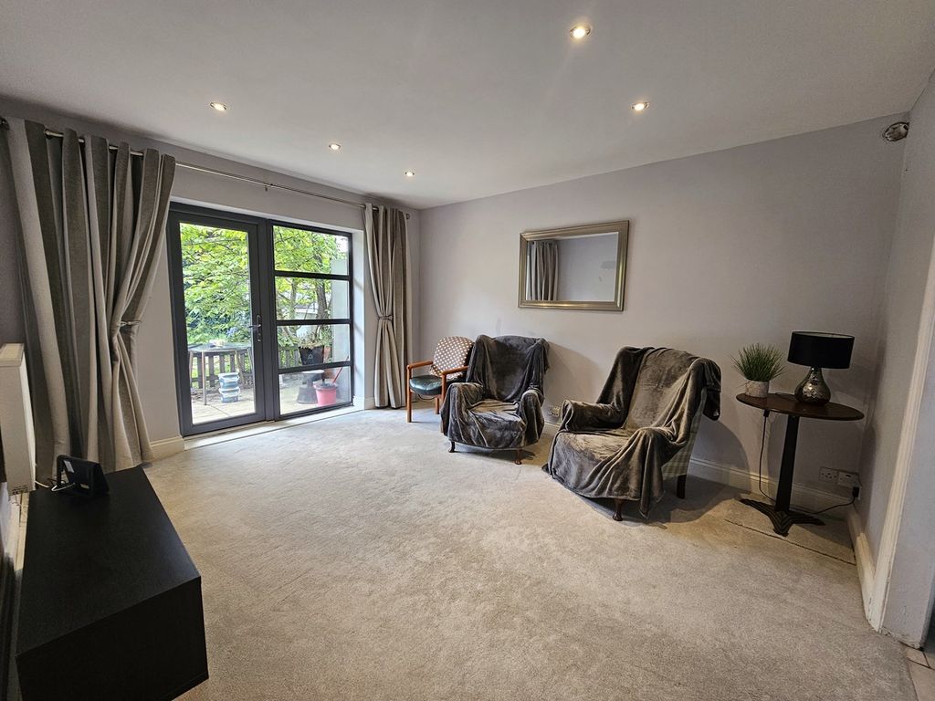 1 bed flat for sale in Longbridge Road, Barking IG11, £220,000