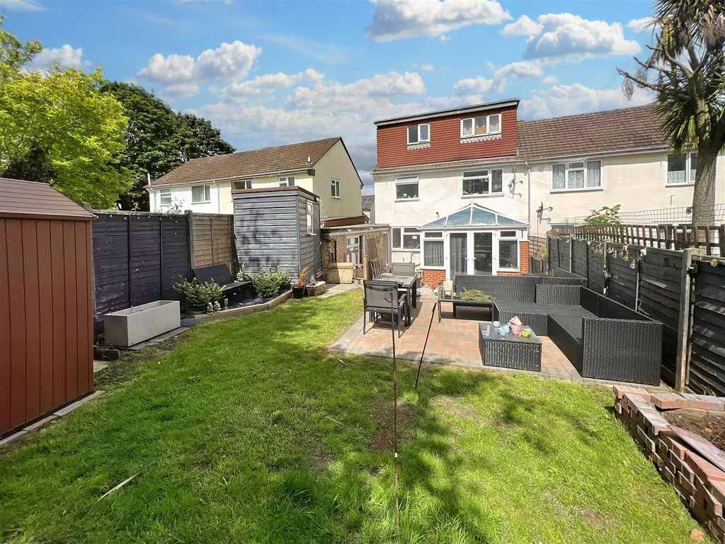 4 bed property for sale in Broomhill Road, Farnborough GU14, £425,000