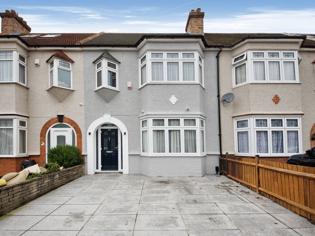 3 bed terraced house for sale in Brook Crescent, London E4, £550,000