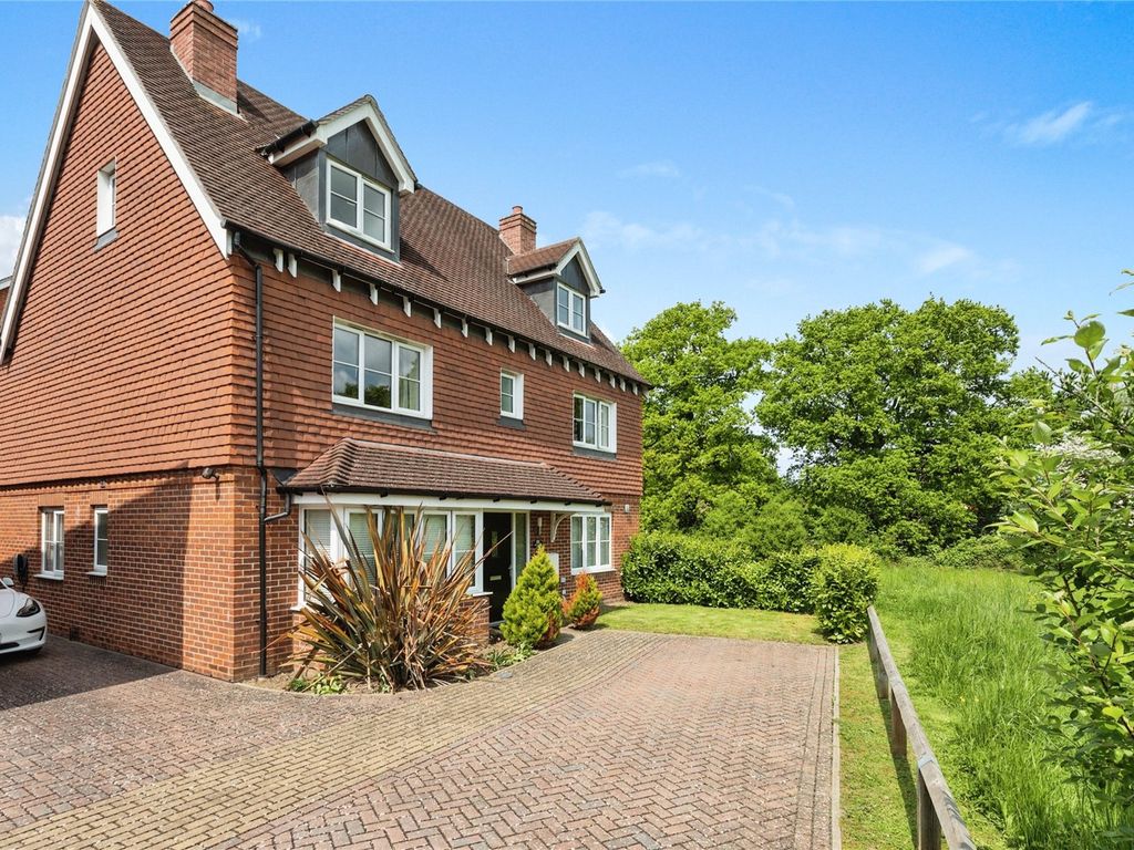 5 bed detached house for sale in Horley, Surrey RH6, £750,000