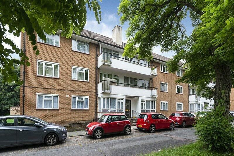 2 bed flat for sale in Regents Court, Stonegrove, Edgware HA8, £400,000