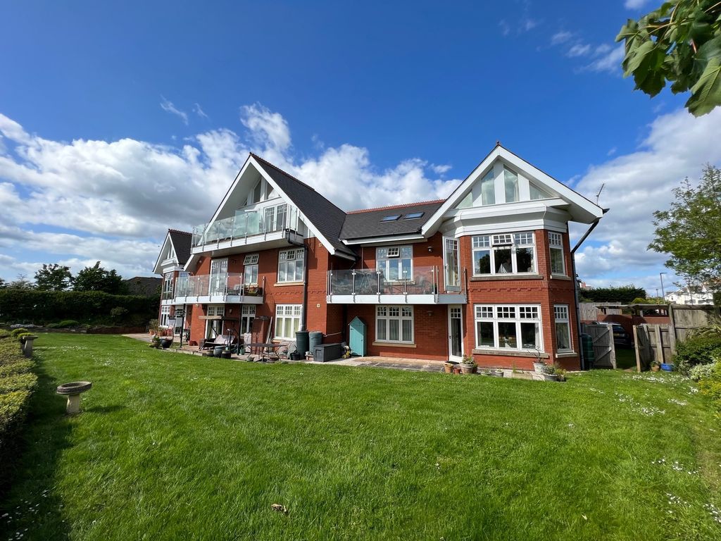 2 bed flat for sale in Belle Vue Road, Exmouth EX8, £425,000