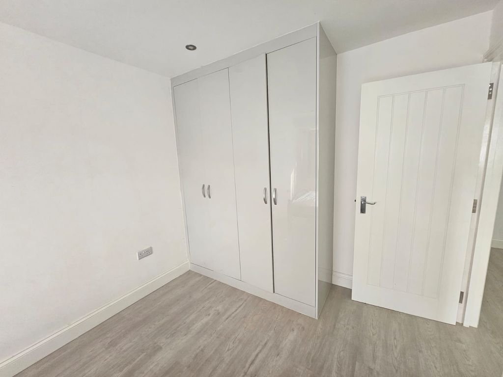 2 bed flat to rent in Carlisle Gardens, Ilford IG1, £1,800 pcm