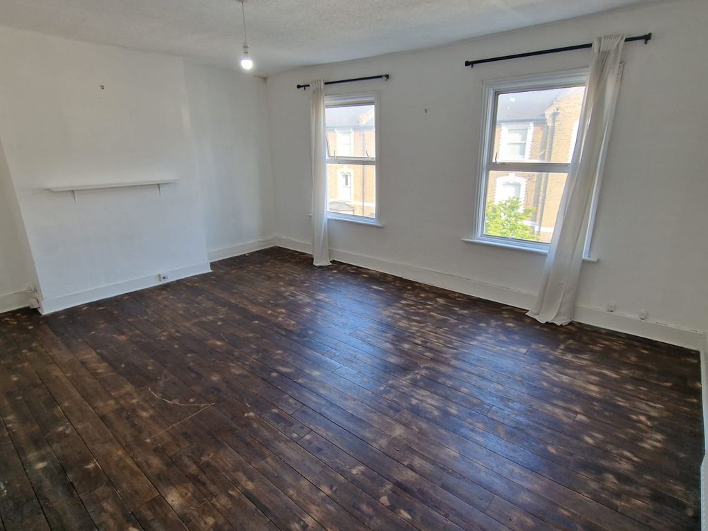 Room to rent in Reighton Road, Hackney, London E5, £1,000 pcm