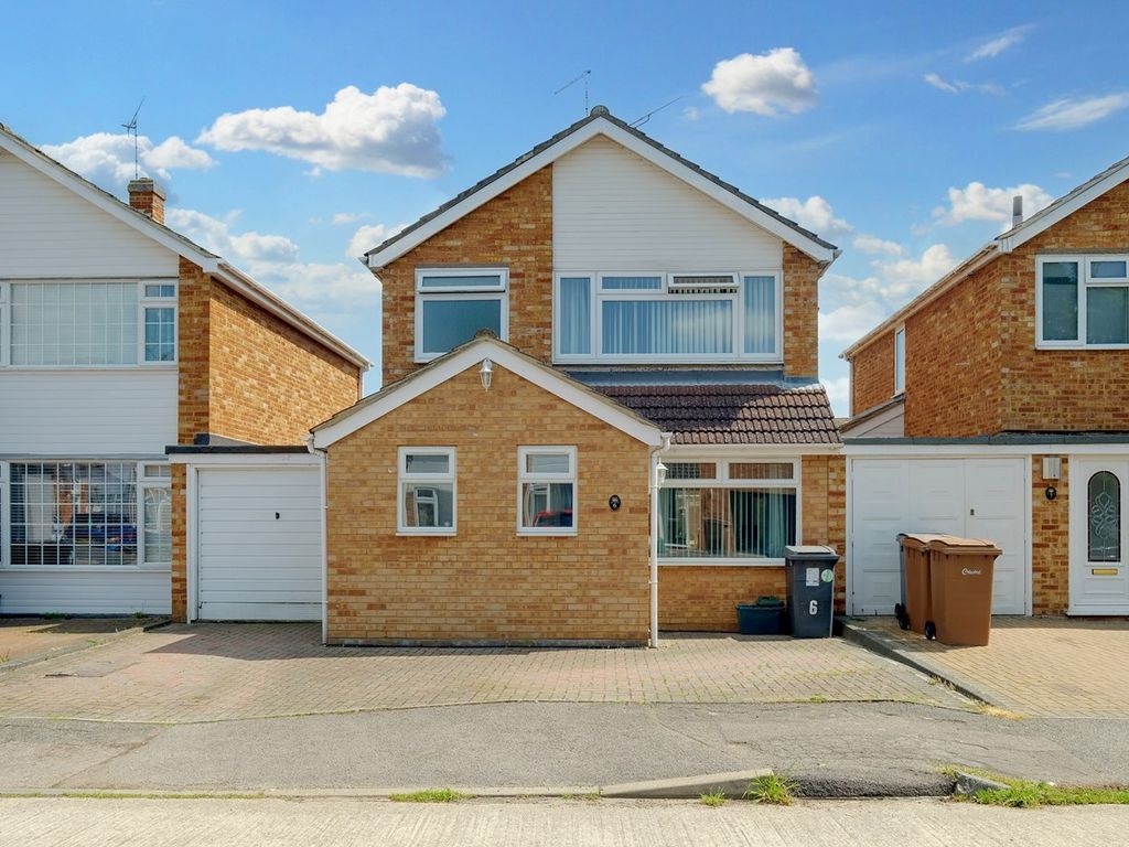3 bed link-detached house for sale in Barrington Close, Great Baddow, Chelmsford CM2, £450,000